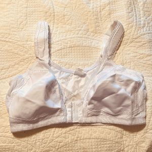 Brand new in bag, Lace size 40C Bra. Front closure, adjustable shoulder straps